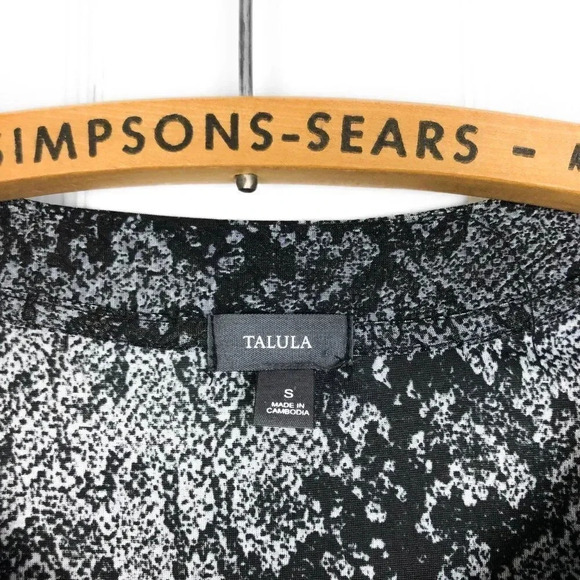 Aritzia Talula Women's Small Grey Snake Print Long Sleeve Scoop Neck Top - Picture 2 of 4